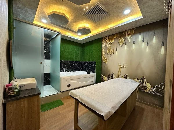 Treatment suite with Jacuzzi and shower at Eternal Twilight Spa